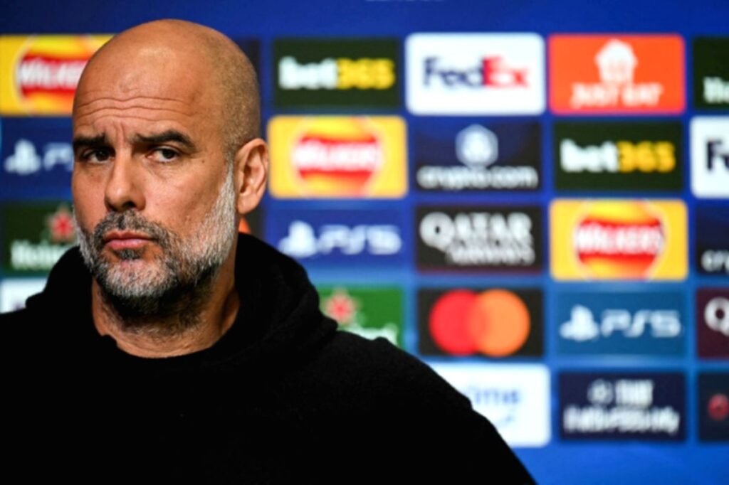 Pep Guardiola saat memimpin pertandingan Manchester City di Stadion Etihad.
