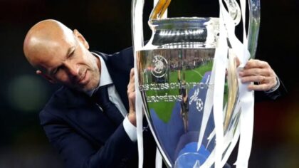 Zinedine Zidane saat berada di pinggir lapangan dalam sebuah pertandingan sepak bola.