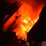 Petugas pemadam kebakaran melakukan upaya pemadaman di lokasi rumah yang terbakar di Pulo Gadung, Jakarta Timur.
