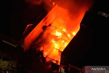 Petugas pemadam kebakaran melakukan upaya pemadaman di lokasi rumah yang terbakar di Pulo Gadung, Jakarta Timur.