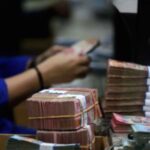 Tampilan layar grafik pergerakan nilai tukar rupiah terhadap dolar Amerika Serikat di monitor keuangan