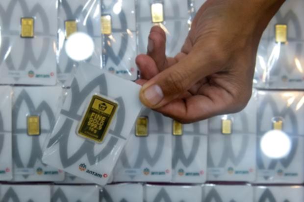 Kepingan emas batangan Antam dengan logo perusahaan