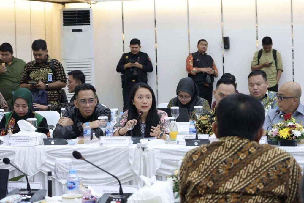 Anggota Badan Anggaran (Banggar) DPR RI Puteri Komarudin, dalam agenda Kunjungan Spesifik Banggar DPR bersama Kepala Kanwil Bank Indonesia Provinsi Kepulauan Riau di Kota Batam, Kepulauan Riau.|Foto: Alma/Karisma