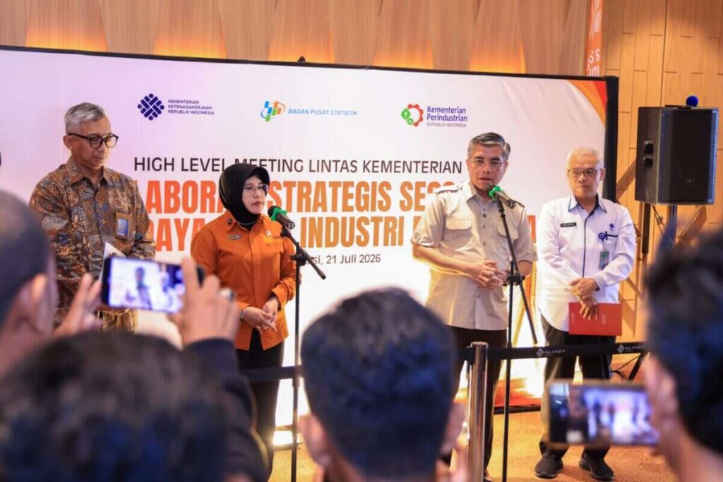 Menaker saat menjadi narasumber pada High Level Meeting (HLM) Lintas Kementerian bertema "Kolaborasi SE 2026, Fondasi Daya Saing Industri Masa Depan" yang diselenggarakan Badan Pusat Statistik (BPS) RI di Bekasi, Jawa Barat, Selasa (21/7/2026).
