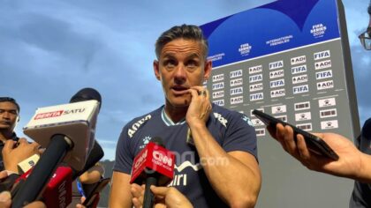 Pelatih Timnas Indonesia John Herdman saat memimpin sesi pemusatan latihan di Bali United Training Center.