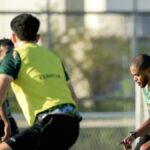 Alex Martins dalam sesi pemanasan bersama rekan setimnya di Stadion Gelora Bung Tomo