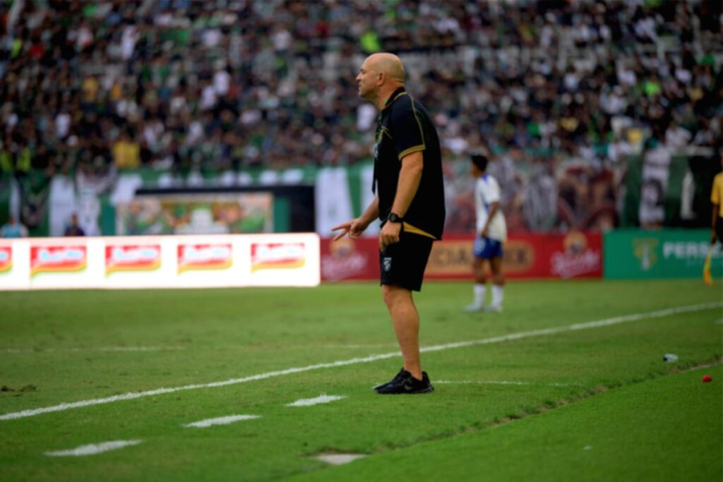Pelatih Persebaya Surabaya Bernardo Tavares memberikan instruksi di pinggir lapangan saat laga uji coba