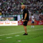 Pelatih Persebaya Surabaya Bernardo Tavares memberikan instruksi di pinggir lapangan saat laga uji coba