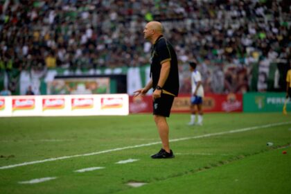 Pelatih Persebaya Surabaya Bernardo Tavares memberikan instruksi di pinggir lapangan saat laga uji coba