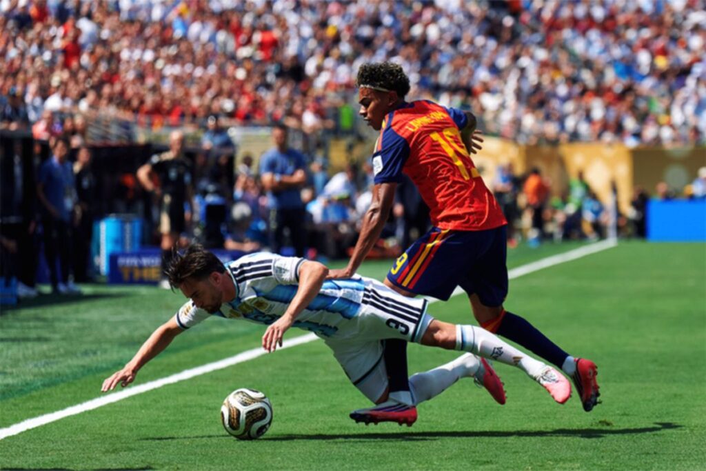 Para pemain timnas Spanyol merayakan kemenangan setelah menaklukkan Argentina di final Piala Dunia 2026.