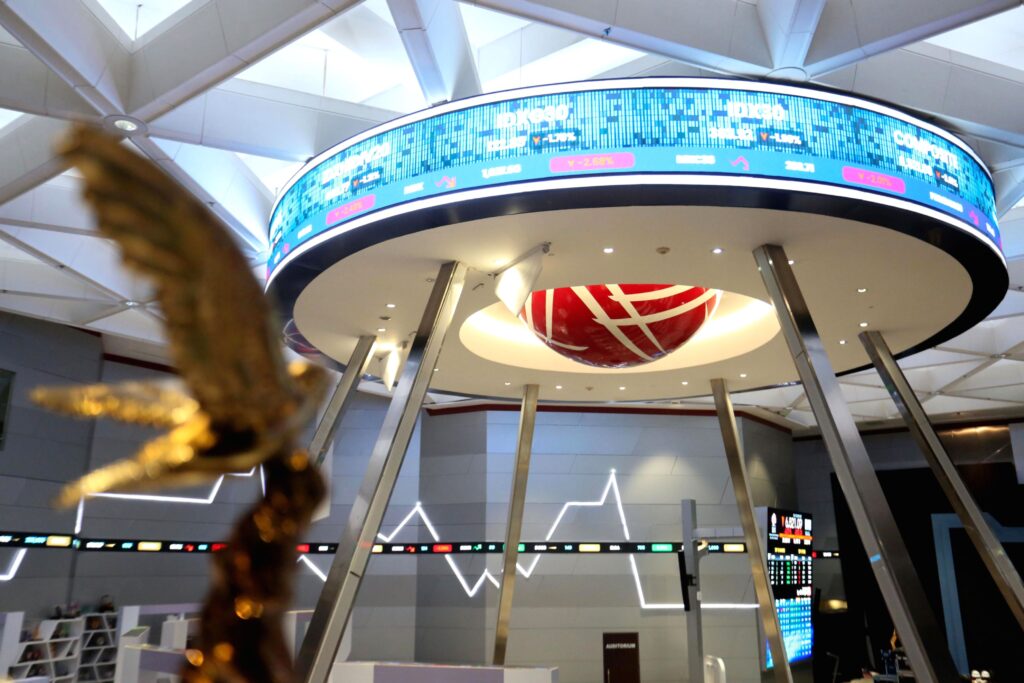 Grafik pergerakan Indeks Harga Saham Gabungan (IHSG) di layar monitor bursa efek