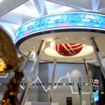 Grafik pergerakan Indeks Harga Saham Gabungan (IHSG) di layar monitor bursa efek