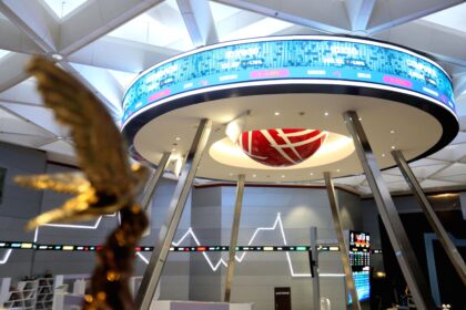 Grafik pergerakan Indeks Harga Saham Gabungan (IHSG) di layar monitor bursa efek