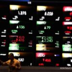 Grafik pergerakan Indeks Harga Saham Gabungan di layar monitor bursa efek