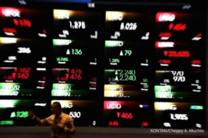 Grafik pergerakan Indeks Harga Saham Gabungan di layar monitor bursa efek