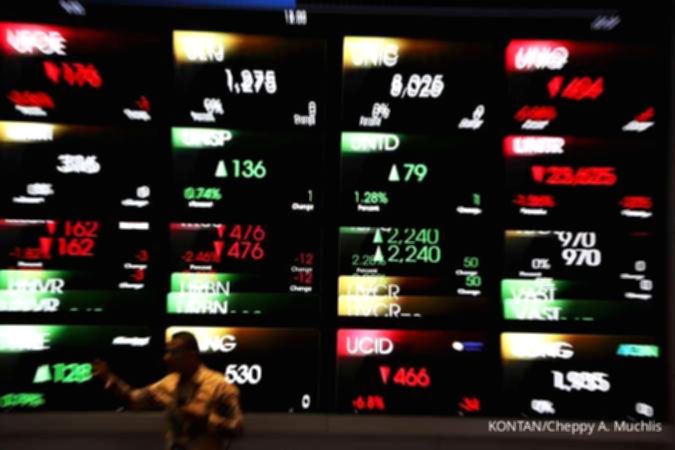 Grafik pergerakan Indeks Harga Saham Gabungan di layar monitor bursa efek