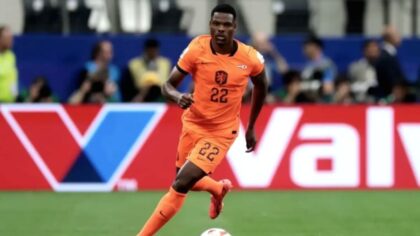 Denzel Dumfries mengikuti sesi latihan perdana bersama Real Madrid di kompleks Valdebebas