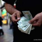 Tampilan layar monitor yang menunjukkan grafik pergerakan nilai tukar mata uang rupiah terhadap dolar AS