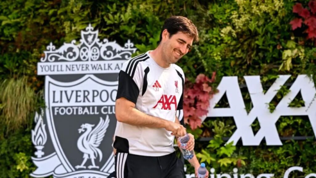 Pelatih Liverpool Andoni Iraola saat memimpin sesi latihan tim di lapangan.