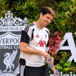 Pelatih Liverpool Andoni Iraola saat memimpin sesi latihan tim di lapangan.