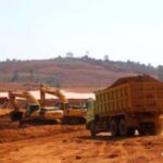 Pekerja meninjau fasilitas proyek Smelter Grade Alumina Refinery (SGAR) milik PT Aneka Tambang Tbk di Mempawah.