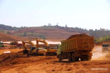 Pekerja meninjau fasilitas proyek Smelter Grade Alumina Refinery (SGAR) milik PT Aneka Tambang Tbk di Mempawah.