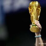 Deretan televisi layar lebar yang dipajang di toko elektronik untuk menyambut Piala Dunia 2026.