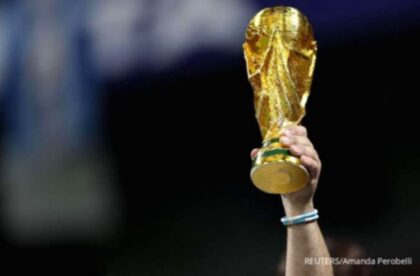 Deretan televisi layar lebar yang dipajang di toko elektronik untuk menyambut Piala Dunia 2026.