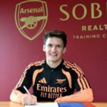 Christos Tzolis mengenakan seragam Arsenal di Emirates Stadium setelah resmi bergabung dengan klub.
