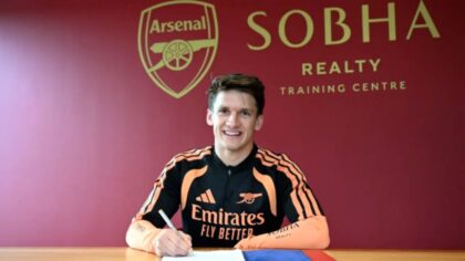 Christos Tzolis mengenakan seragam Arsenal di Emirates Stadium setelah resmi bergabung dengan klub.