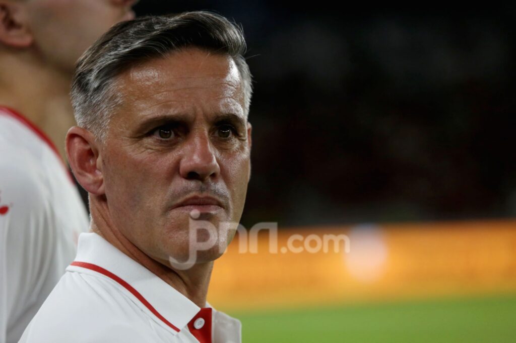 Pelatih Timnas Indonesia John Herdman memantau pertandingan dari tribune penonton saat laga melawan Kamboja.