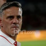 Pelatih Timnas Indonesia John Herdman memantau pertandingan dari tribune penonton saat laga melawan Kamboja.