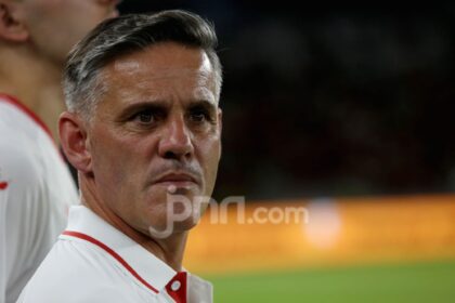 Pelatih Timnas Indonesia John Herdman memantau pertandingan dari tribune penonton saat laga melawan Kamboja.