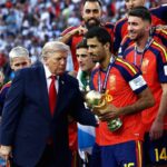 Rodri mengangkat trofi Piala Dunia 2026 setelah Spanyol mengalahkan Argentina di final