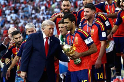 Rodri mengangkat trofi Piala Dunia 2026 setelah Spanyol mengalahkan Argentina di final
