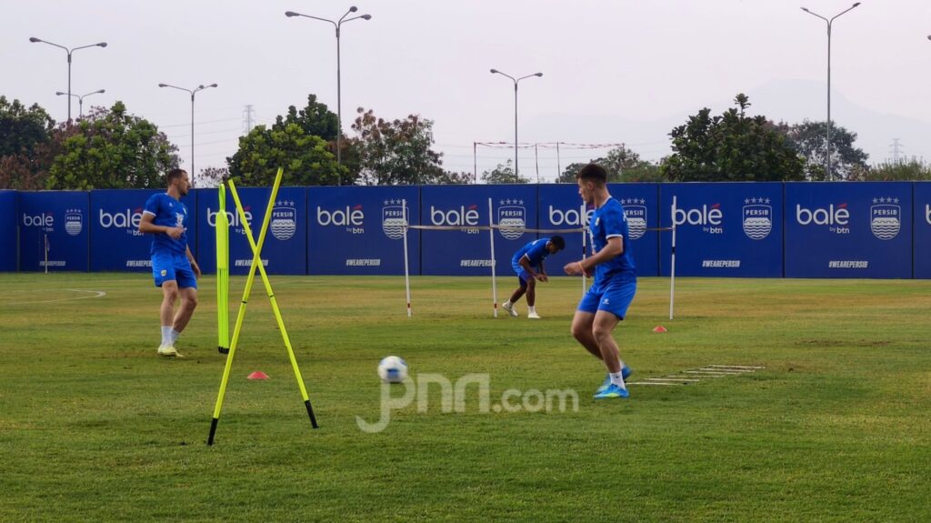 Gelandang Argentina Mariano Peralta mengikuti sesi latihan perdana bersama Persib Bandung di Stadion GBLA.
