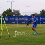 Gelandang Argentina Mariano Peralta mengikuti sesi latihan perdana bersama Persib Bandung di Stadion GBLA.