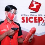 Kurir SiCepat sedang memproses paket pengiriman di gudang logistik untuk persiapan lonjakan permintaan semester II 2026.