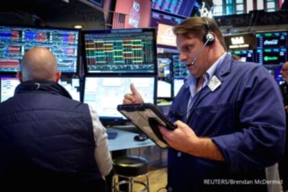 Papan layar elektronik menampilkan pergerakan indeks bursa saham Wall Street di New York