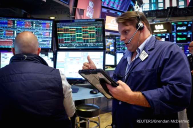 Papan layar elektronik menampilkan pergerakan indeks bursa saham Wall Street di New York