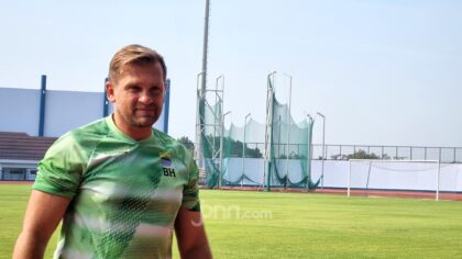 Pelatih Persib Bandung Igor Tolic memimpin sesi latihan tim untuk persiapan Piala Presiden 2026