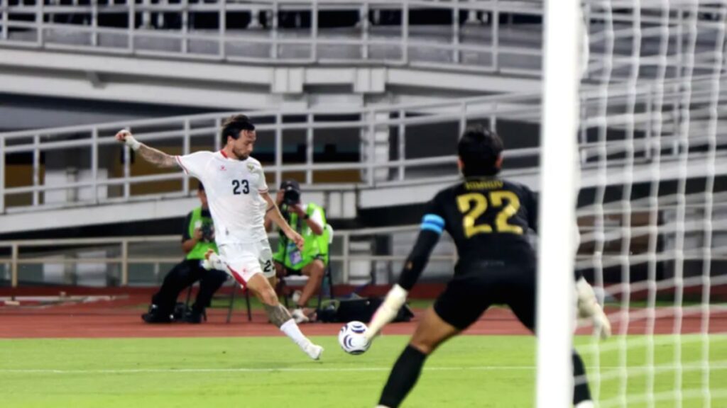 Marc Klok saat berlaga membela Timnas Indonesia di Stadion Pakansari, Senin (27/7).
