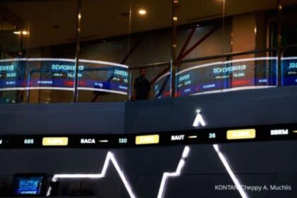 Grafik pergerakan Indeks Harga Saham Gabungan (IHSG) di layar monitor bursa efek