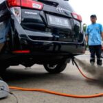 Suasana lalu lintas di jalanan Jakarta dengan polusi udara yang terlihat jelas