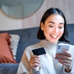 Perangkat Samsung Galaxy Foldable 8 dengan logo BRI Kartu Kredit