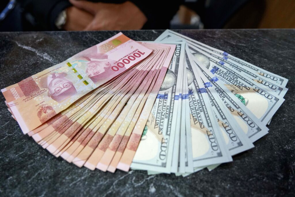 Grafik pergerakan nilai tukar rupiah terhadap dolar AS di layar monitor perdagangan.