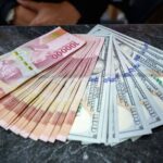 Grafik pergerakan nilai tukar rupiah terhadap dolar AS di layar monitor perdagangan.
