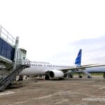 Logo maskapai Garuda Indonesia dan Pelita Air berdampingan pada latar belakang putih