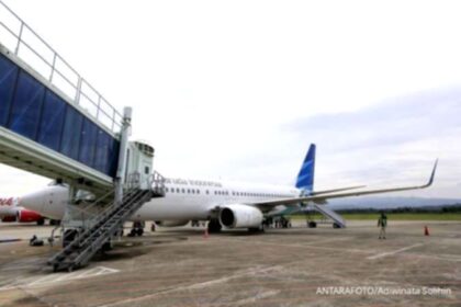 Logo maskapai Garuda Indonesia dan Pelita Air berdampingan pada latar belakang putih
