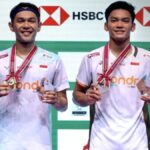 Fajar Alfian dan Muhammad Shohibul Fikri merayakan kemenangan di podium Japan Open 2026